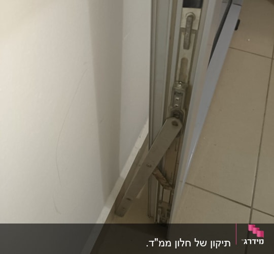 מסגרת תריס עם מנגנון פתיחה וסגירה